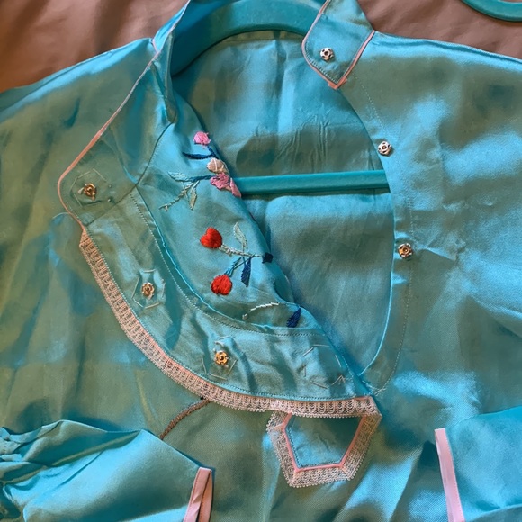 BEAUTIFUL Vintage silky Chinese embroidered pajamas with pink detailing - Picture 16 of 17
